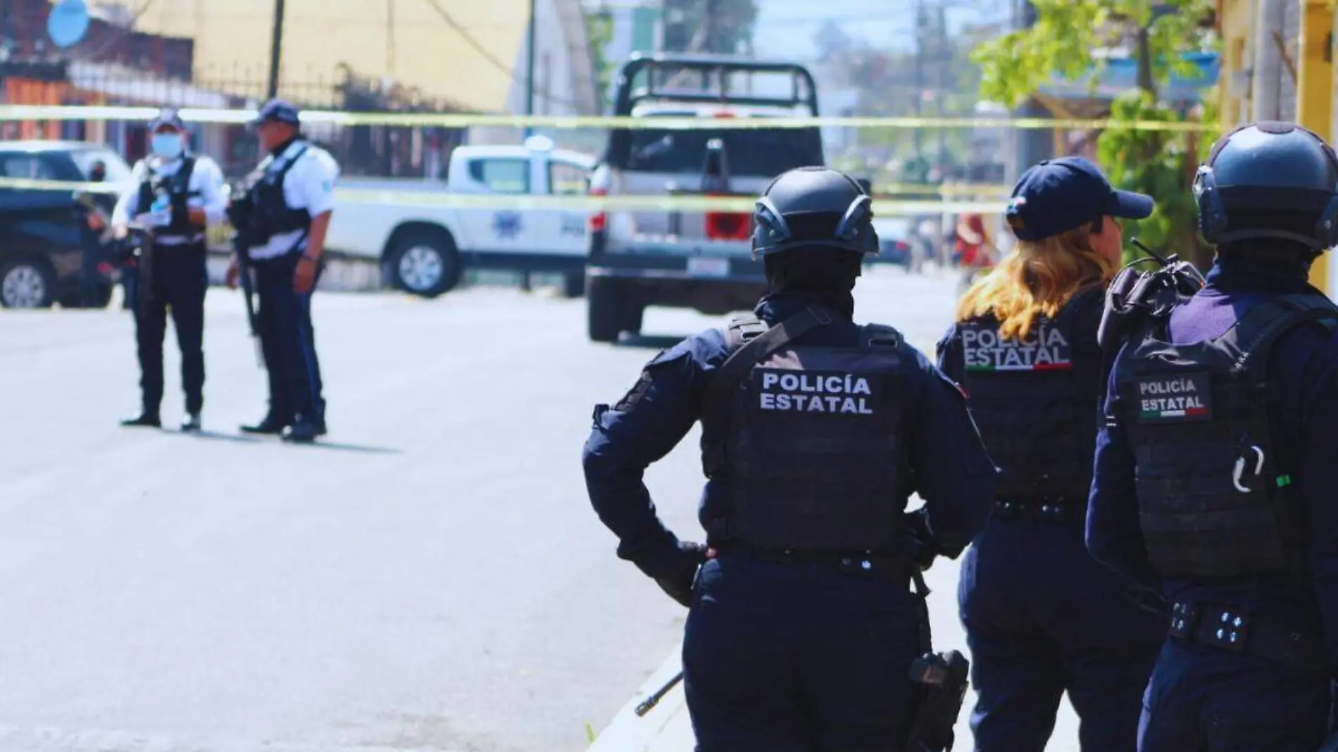 Detienen a hombres con droga y cartulinas en Isla